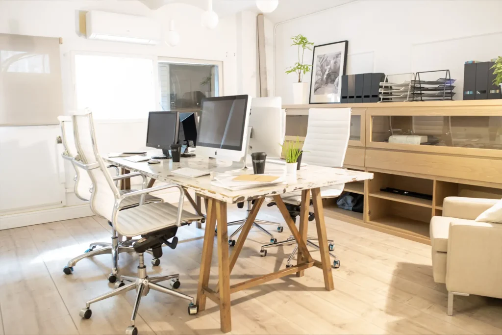 Despacho privado luminoso del coworking Factory 103 en Barcelona