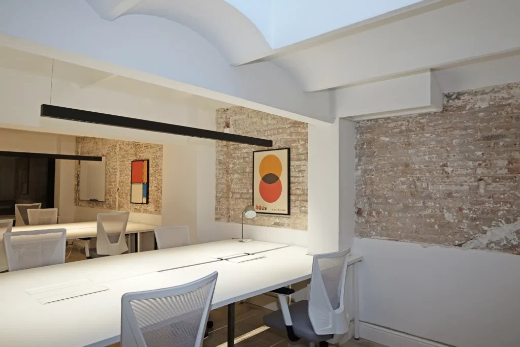 Zona de trabajo en oficina privada flexible Barcelona