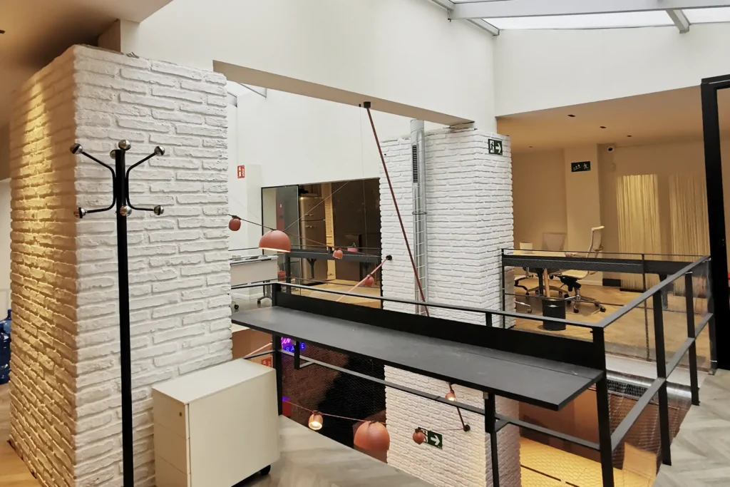 coworking Factory 103 con luz natural